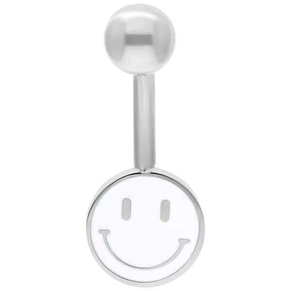Hopeinen napakoru valkoisella Smiley-riipuksella valkoisella taustalla