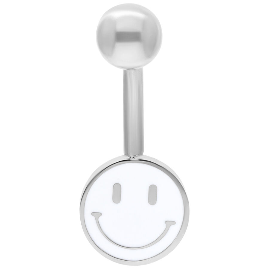 Piercing de ombligo plateado con colgante de smiley blanco sobre fondo blanco