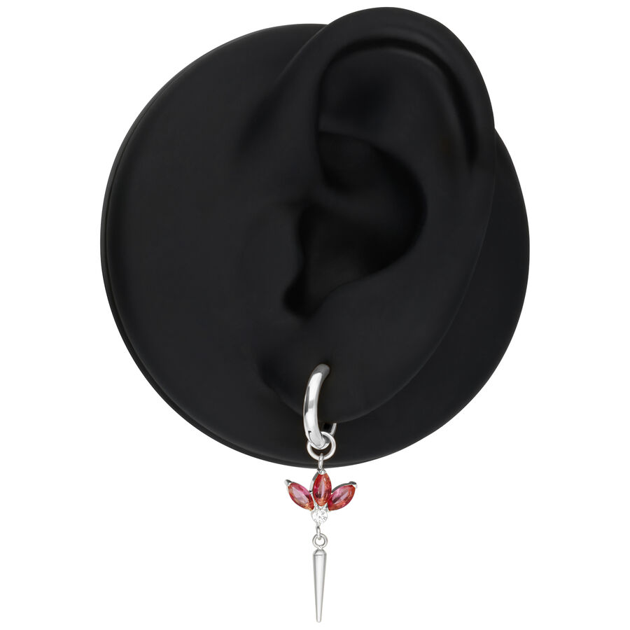 Pendiente de plata con cristales rojos en un modelo de oreja negra