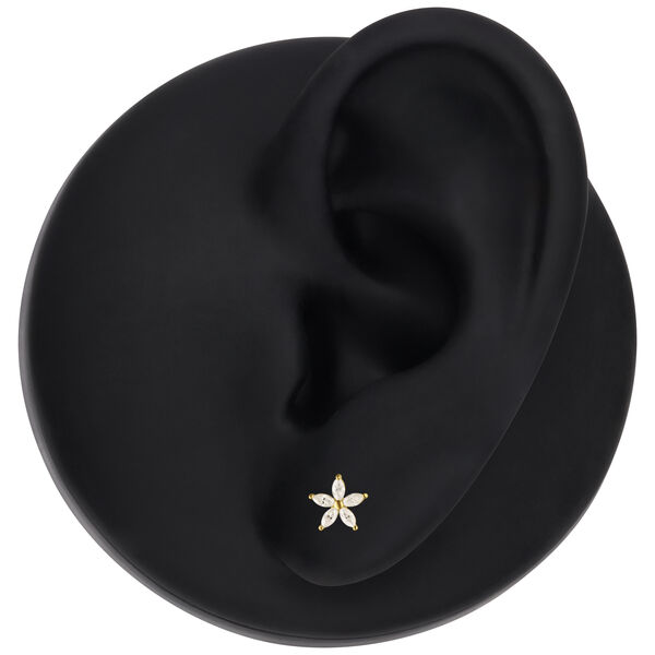 Aro de flor de Moissanite en oro sobre modelo de oreja negro
