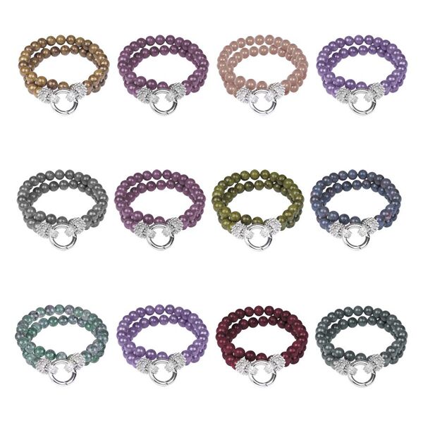 Doce pulseras de acero quirúrgico en beige, azul, marrón, gris, lila sobre fondo blanco