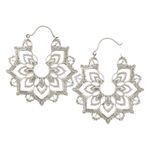 Zwei silberne Sunburst Hoops Ohrringe aus Messing mit filigranem Design auf weißem Hintergrund
