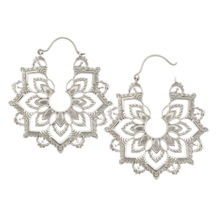 Zwei silberne Sunburst Hoops Ohrringe aus Messing mit filigranem Design auf weißem Hintergrund