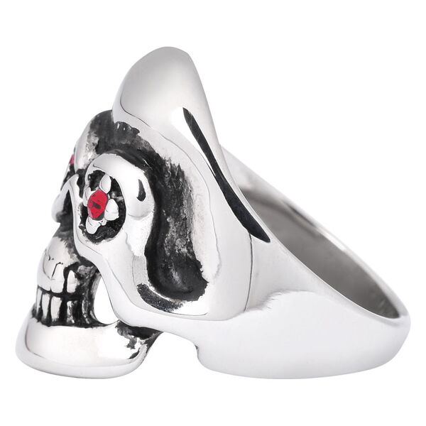 Silberner Ring aus Chirurgenstahl mit Totenkopf und roten Augen auf weißem Hintergrund