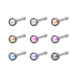 Piercing nasal plateado de titanio con varios colores de cristal sobre fondo blanco