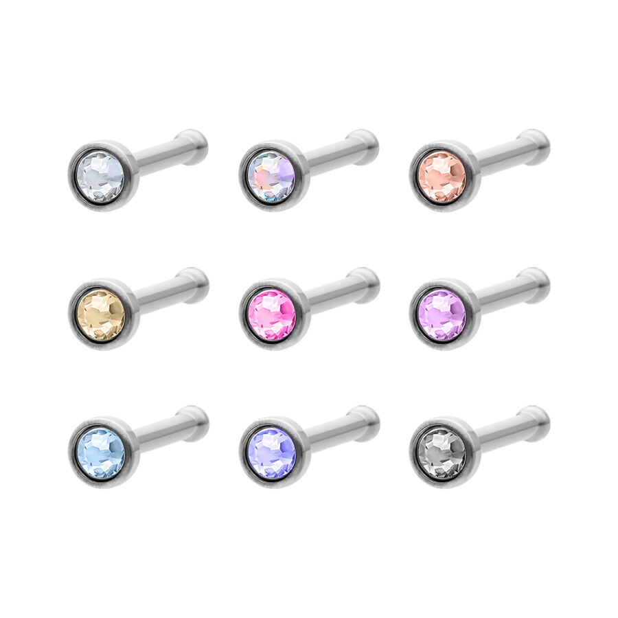 Piercing nasal plateado de titanio con varios colores de cristal sobre fondo blanco