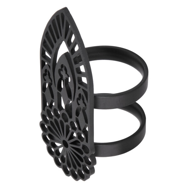 Anillo negro de acero quirúrgico con diseño detallado de basílica sobre fondo blanco