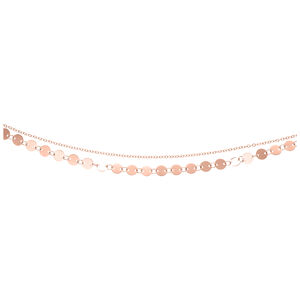 Roségoldene Multilayer Fußkette, verstellbar Roségoldene mehrlagige Fußkette aus Chirurgenstahl auf weißem Hintergrund