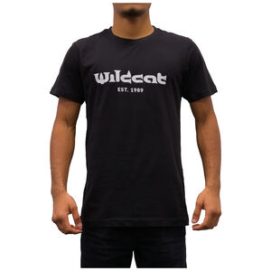 Schwarzes Wildcat T-Shirt mit Logoprint Schwarzes Unisex T-Shirt von Wildcat mit Logoprint auf weißem Hintergrund