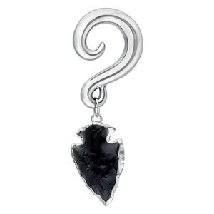 Silbernes Sicheldesign mit hängendem schwarzem Obsidianstein auf weißem Hintergrund