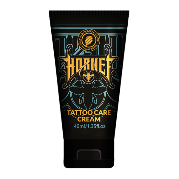 Musta Hornet Tattoo Hoitovoide 40 ml tuubi läpinäkyvällä taustalla