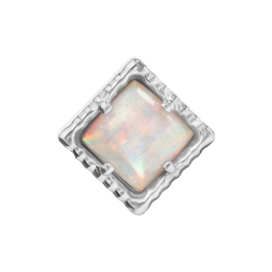 Punta quadrata in opale sintetico con montatura in argento su sfondo bianco