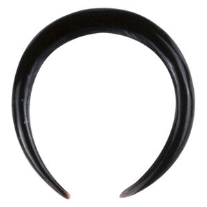 Schwarzes Horn Sichel Piercing auf weißem Hintergrund