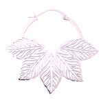 Orecchini Abey Hoops in argento con design a foglia su sfondo bianco