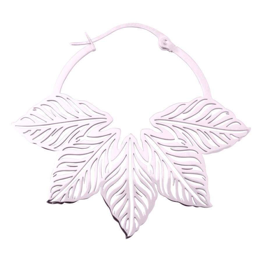 Orecchini Abey Hoops in argento con design a foglia su sfondo bianco