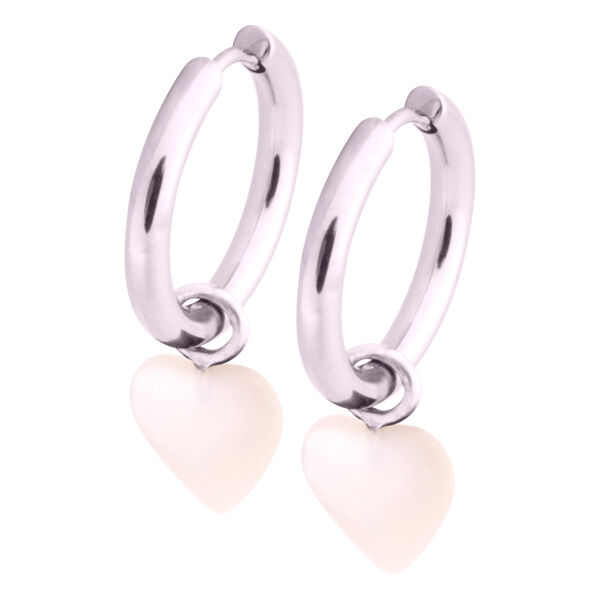 Aros plateados con colgante blanco en forma de corazón sobre fondo blanco