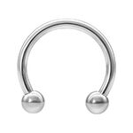 Hopeinen titaaninen Circular Barbell ulkokierteellä valkoisella taustalla
