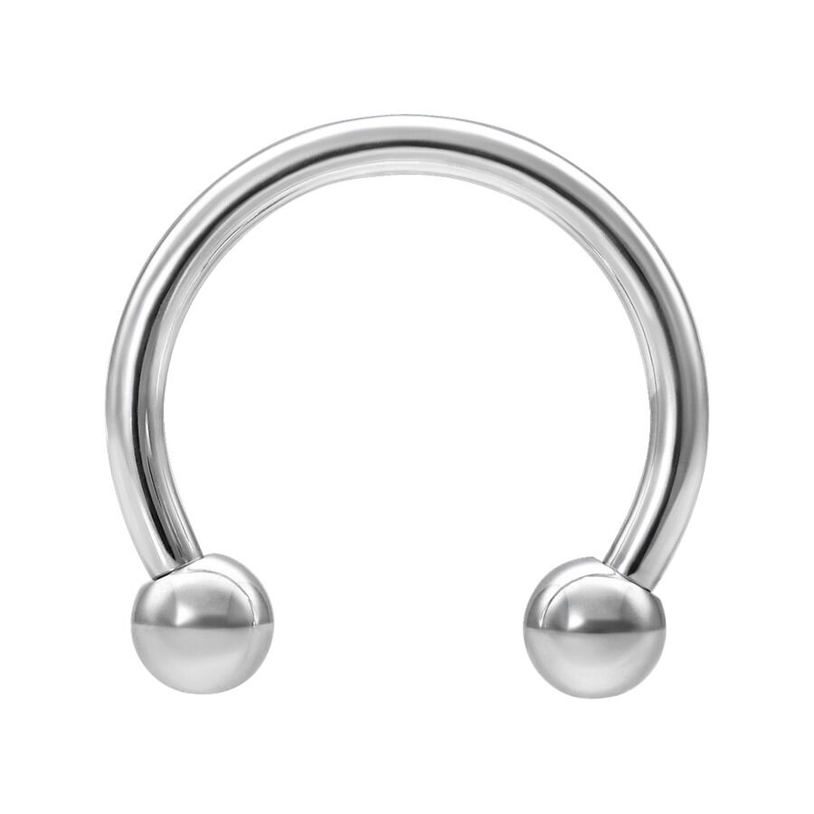 Hopeinen titaaninen Circular Barbell ulkokierteellä valkoisella taustalla
