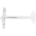 Piercing labret plateado con adorno floral sobre fondo blanco