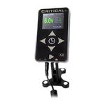 Fuente de alimentación negra Critical XR de aluminio sobre fondo blanco