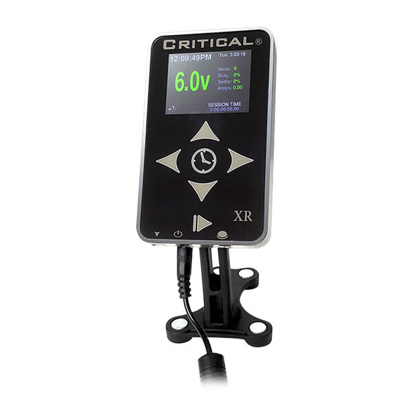 Fuente de alimentación negra Critical XR de aluminio sobre fondo blanco