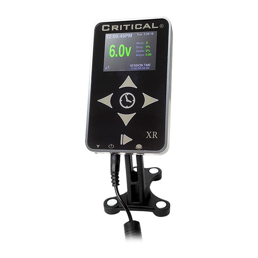 Fuente de alimentación negra Critical XR de aluminio sobre fondo blanco