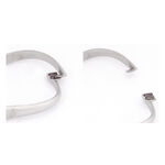 Strumento piercing in acciaio inox a due pezzi su sfondo bianco