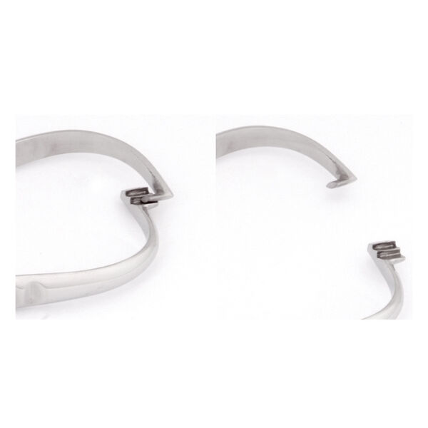 Strumento piercing in acciaio inox a due pezzi su sfondo bianco