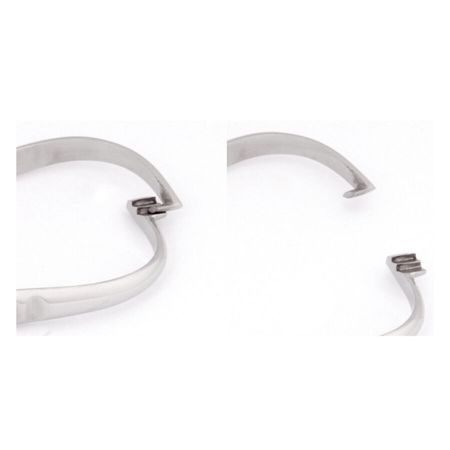 Strumento piercing in acciaio inox a due pezzi su sfondo bianco