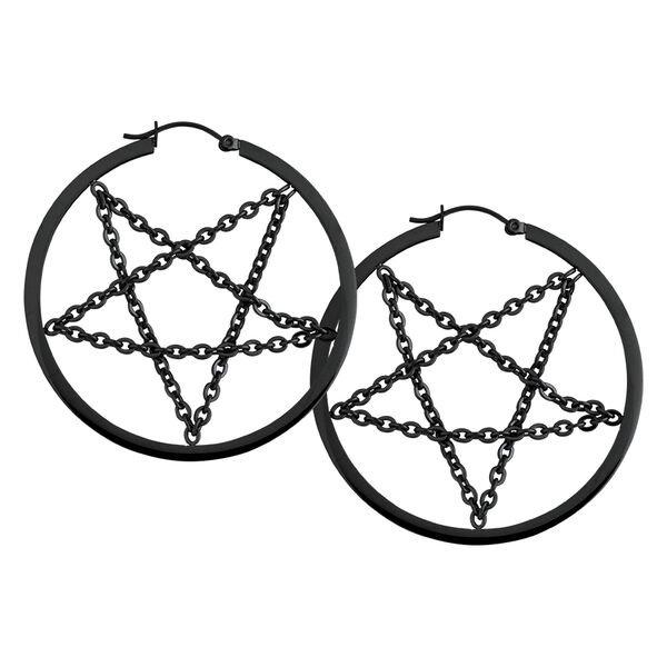 Pendientes de pentagrama negros con cadenas sobre fondo blanco