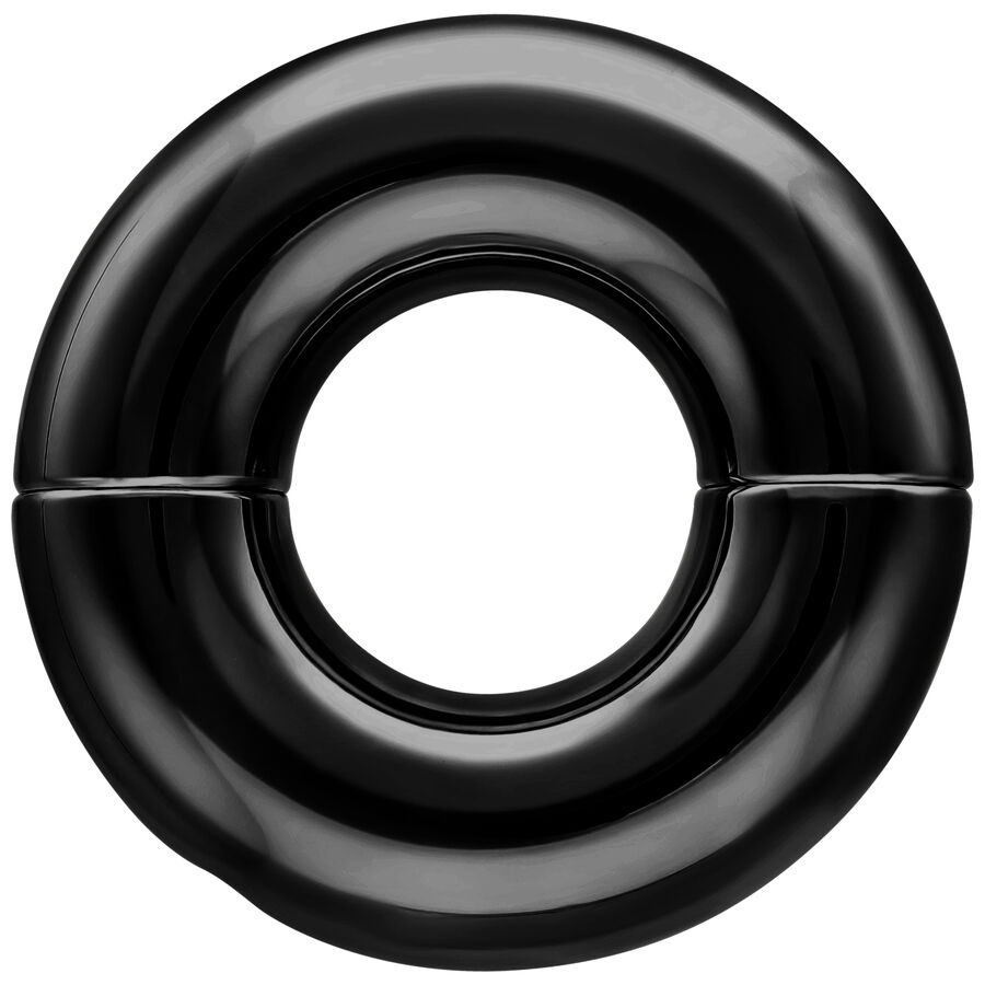 Schwarzer, glänzender Tribal Dream Ring aus Chirurgenstahl auf weißem Hintergrund