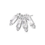 Accesorio de piercing plateado con cristales en forma de baguette sobre fondo blanco