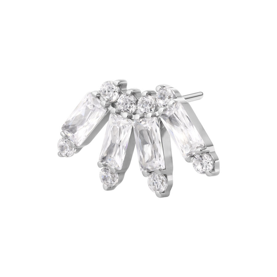 Accesorio de piercing plateado con cristales en forma de baguette sobre fondo blanco