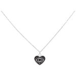 Collana argento con ciondolo a cuore e occhio nero su sfondo bianco