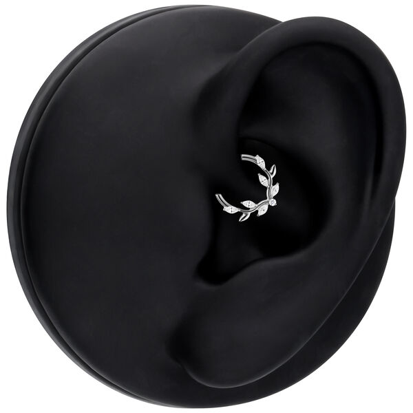 Clicker de septum plateado con diseño de hoja de cristal en modelo de oreja negra