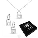 Collana e orecchini in argento con ciondoli a forma di lucchetto a cuore su sfondo bianco