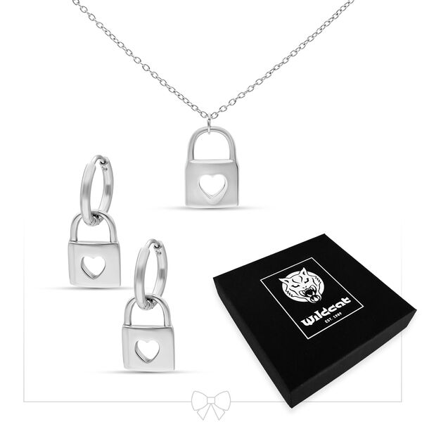 Collana e orecchini in argento con ciondoli a forma di lucchetto a cuore su sfondo bianco