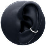 Clicker Multicristal de 3 caras plateado en un modelo de oreja negro
