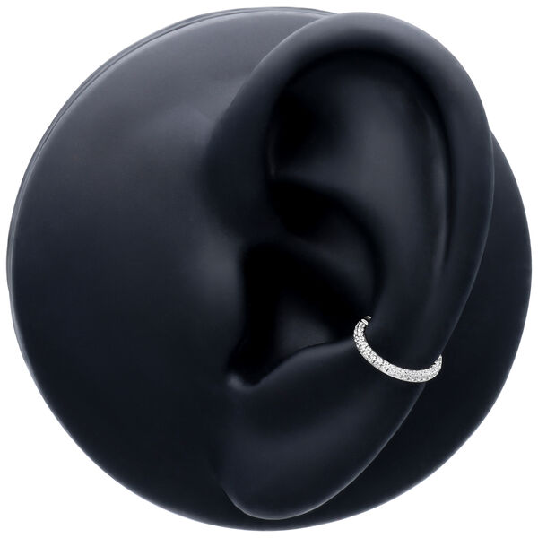 Clicker Multicristal de 3 caras plateado en un modelo de oreja negro