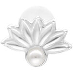Labret plateado con diseño de pavo real y perla sobre fondo blanco