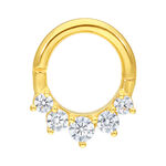 Goldfarbener Piercingring aus 18K Gold mit fünf klaren Kristallen auf weißem Hintergrund