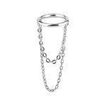 Anello Hinged color argento con doppie catene su sfondo bianco