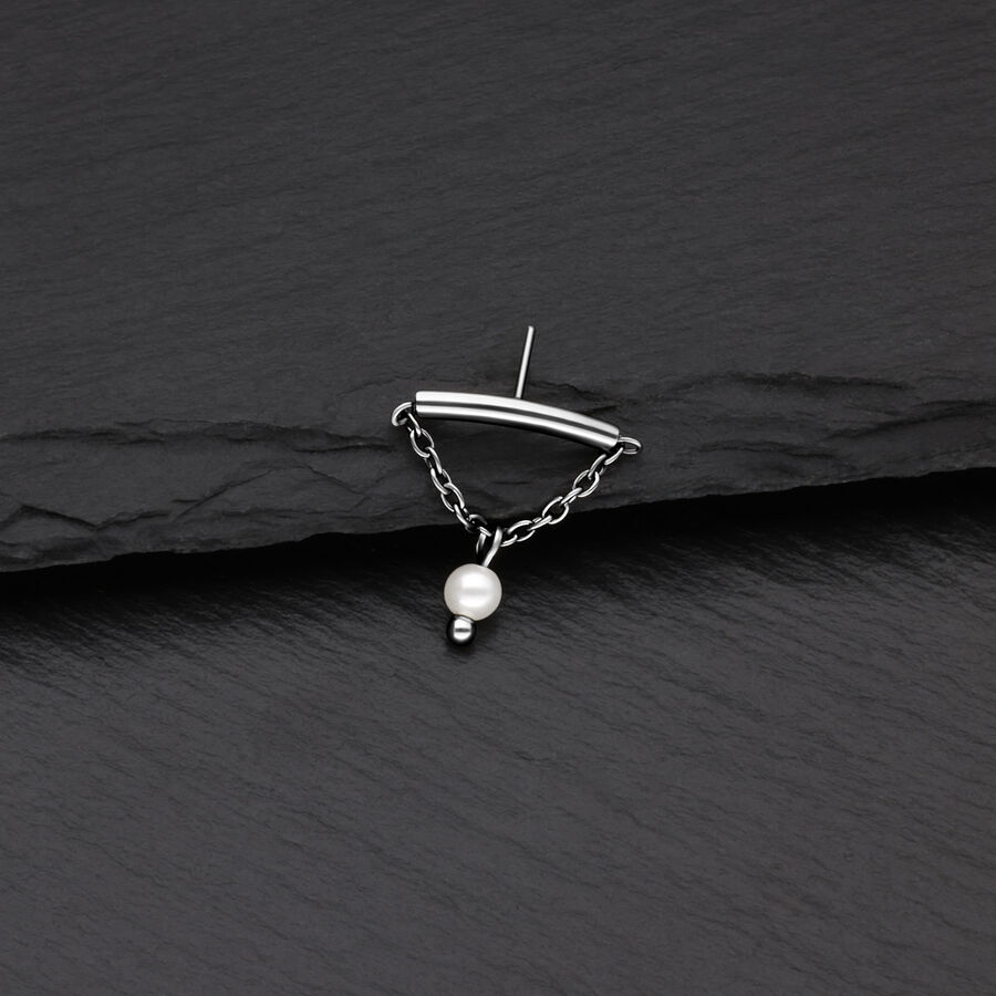 Silberner Helix Aufsatz mit Kette und Perle auf schwarzem Hintergrund