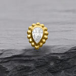 14K Gold Aufsatz mit tropfenförmigem Kristall auf grauem Hintergrund