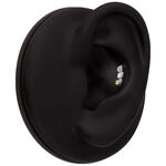 Modello di orecchio nero con tre pietre scintillanti per piercing in argento, oro e rosa su sfondo nero