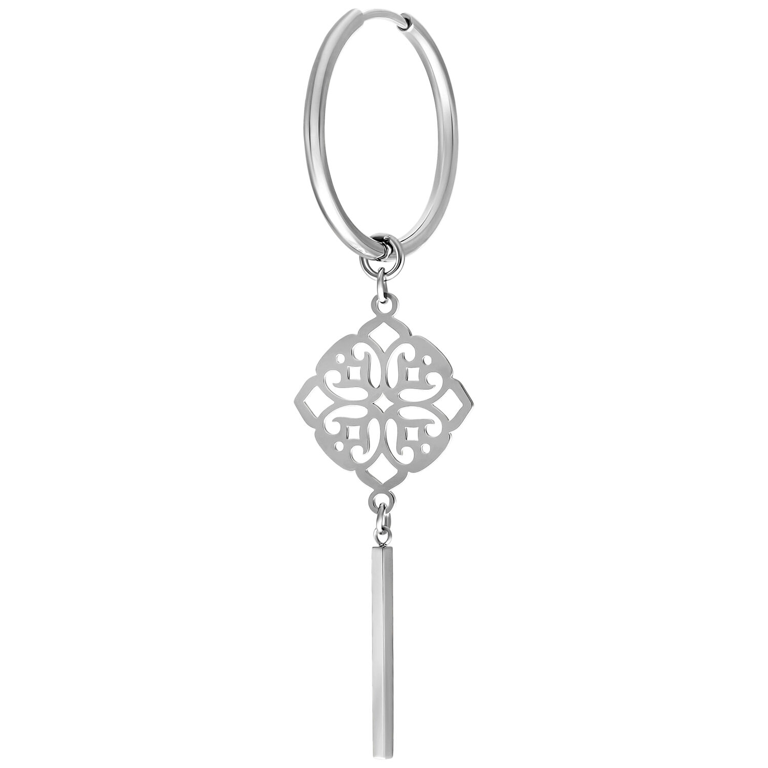 Clover Hoops Paar in Silber mit Anhänger Silberner Ohrring in Clover-Form mit länglichem Anhänger auf weißem Hintergrund