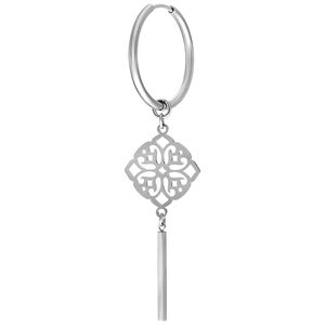 Clover Hoops Paar in Silber mit Anhänger Silberner Ohrring in Clover-Form mit länglichem Anhänger auf weißem Hintergrund