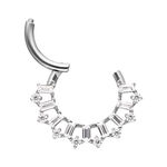Clicker argento con cristalli a forma di baguette su sfondo bianco