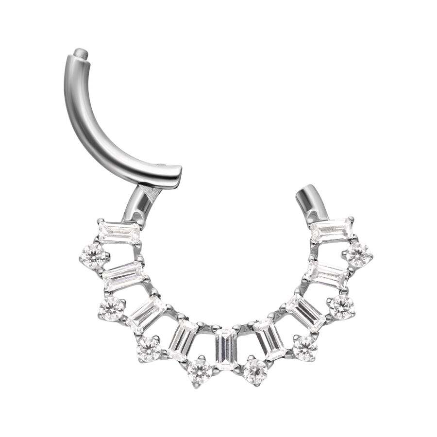 Clicker argento con cristalli a forma di baguette su sfondo bianco
