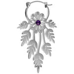 Silberne Ohrring-Creole mit floralen Mustern und einem violetten Amethyst in der Mitte auf weißem Hintergrund